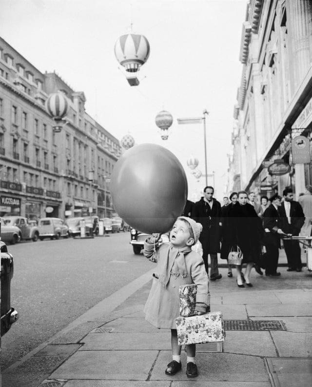 Peter Murphy, aged 3, looks up at Regent Street Christmas balloon lights, 1957 Henry Grant Collection / Museum of London.JPG